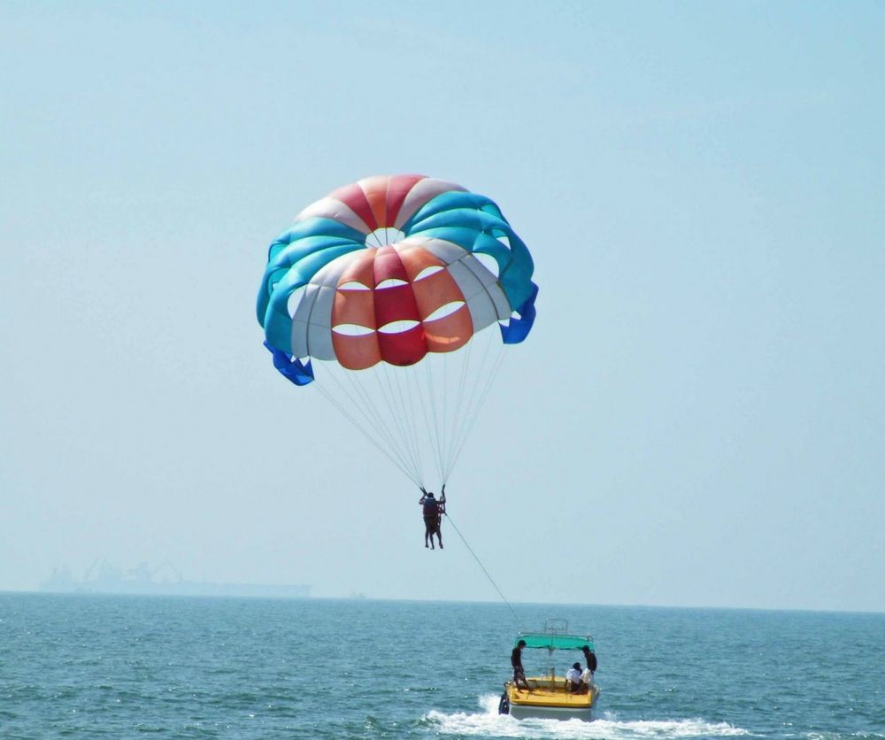 Taj Fort Aguada Resort & Spa, Goa Sinquerim Zewnętrze zdjęcie Parasailing in Pattaya, Thailand