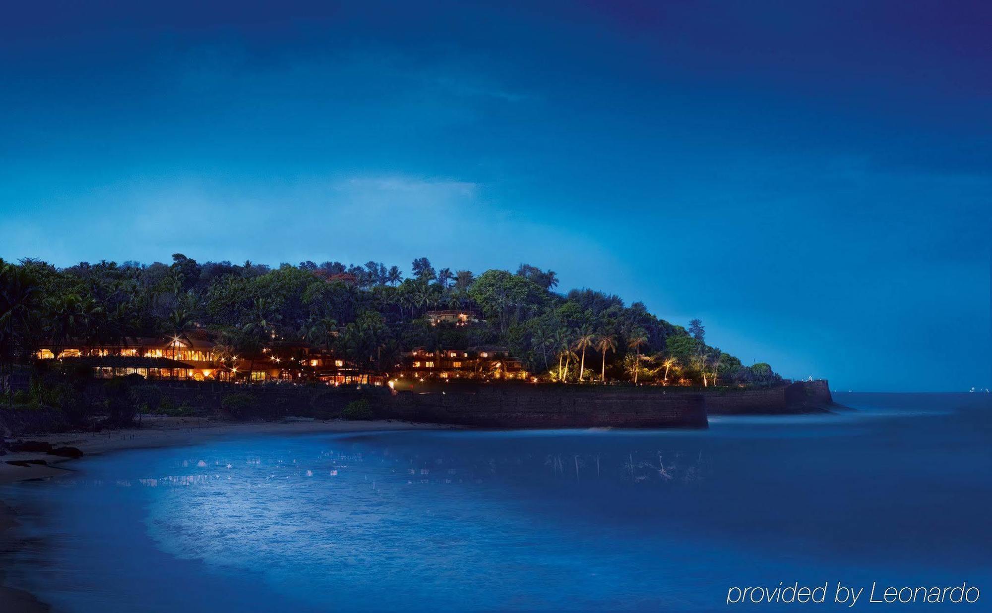 Taj Fort Aguada Resort & Spa, Goa Sinquerim Zewnętrze zdjęcie The resort at night